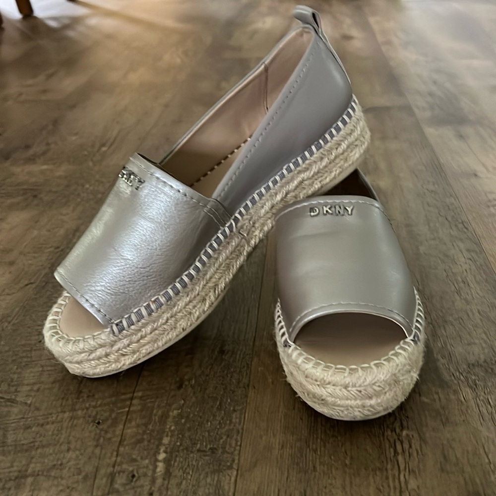 DKNY size 9 peep toe espadrille